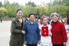 顾主席为李泓燕颁发“中华环保小使者”证书