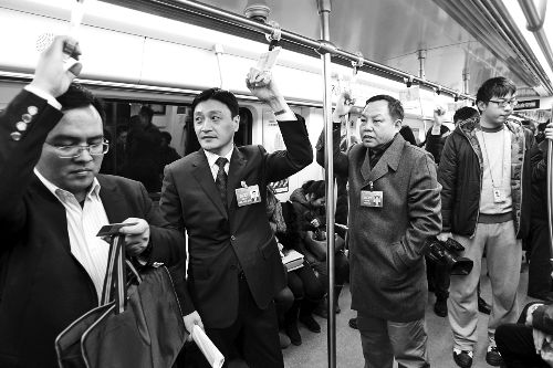 不开车，乘地铁，代表、委员绿色出行去看雾霾监测点