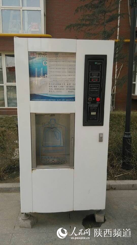 因对自家水不放心，很多居民饮用水都要用到这台贩水机 梁锦 摄