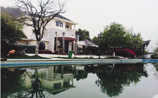 吴康孟的豪宅亭台水榭俱全。