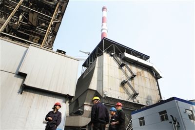 9日，华电石家庄热电有限公司正在进行烟气综合治理。石家庄将通过压煤抑尘治理大气污染。 本版摄影/新京报记者 尹亚飞