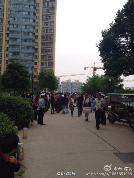 南京一小区地面塌陷 300多户居民紧急撤离(图)