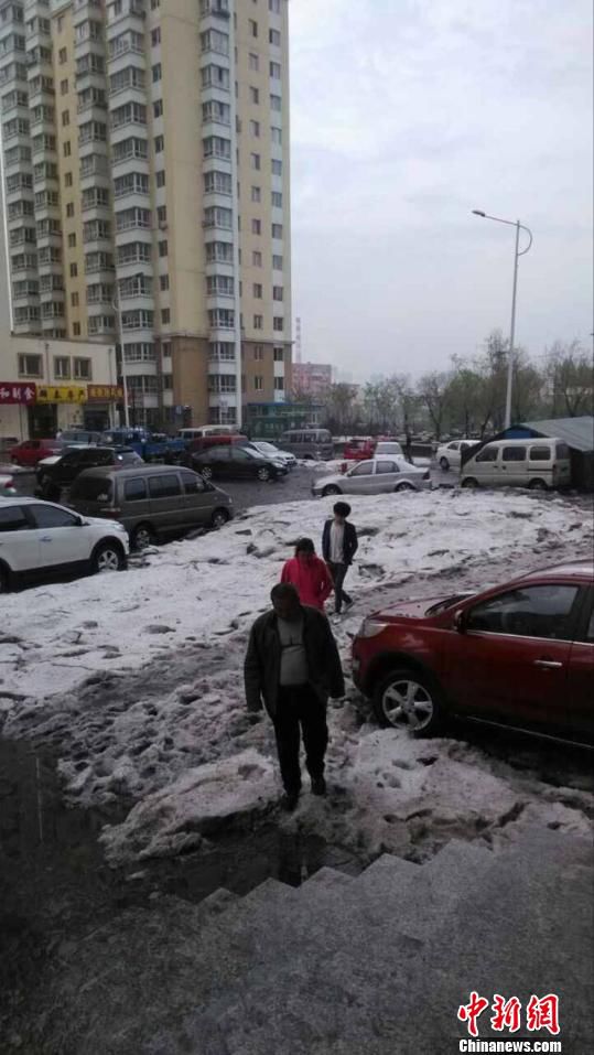 哈尔滨突降冰雹 部分街道冰雹堆积约10厘米高　解培华　摄