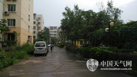 今晨，北京昌平区降雨。天通苑小区地面已湿漉漉。（田曼 摄）
