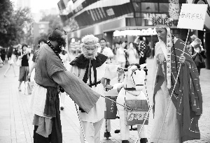 西游环保队现身闹市回应炒作质疑：带动他人环保