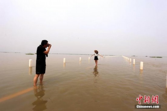连日来，每天都有上千名来自南昌、九江的市民特意驾车前来观赏美景、嬉水玩耍、拍照留念。此段公路俨然成了一处“旅游胜景”。