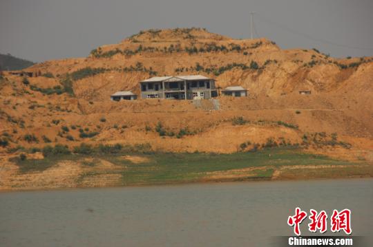 图为位于平山县李家庄村的三座别墅。 艾广德 摄