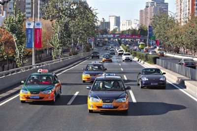 昨日下午2时30分许，东三环主路三元桥行驶通畅。A10-A11版摄影/新京报记者 侯少卿 林野