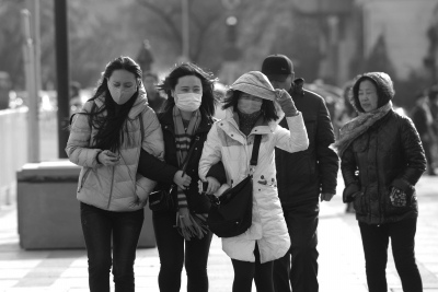 昨天大风袭京，路人行走感到困难。京华时报记者谭青摄