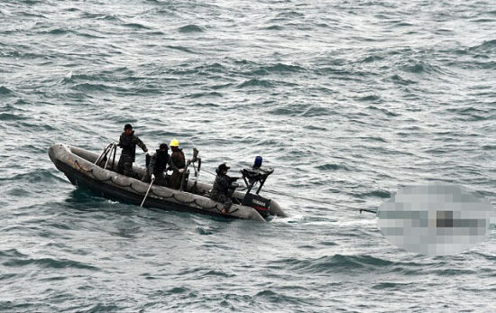 资料图:印尼海军士兵利用快艇运送遇难者遗体。