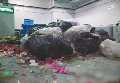 被装进垃圾袋的“糖果地毯”。（网友供图）