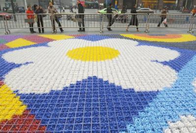 成都国际金融中心门前的超大“糖果地毯”。